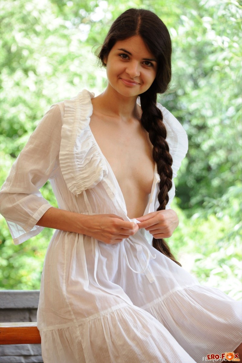 Голая красавица в сарафане