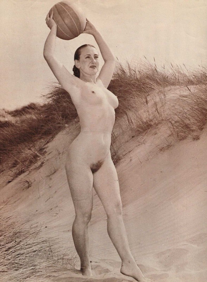 Голая на велосипеде Retro