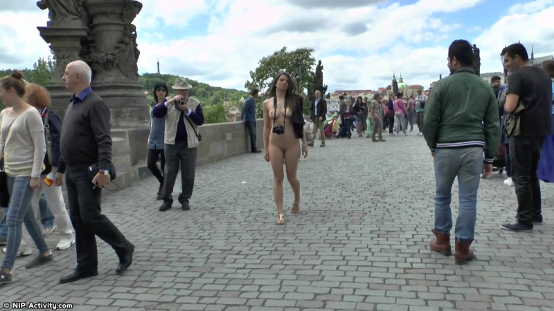 Голые женщины с голыми мужчинами в баре