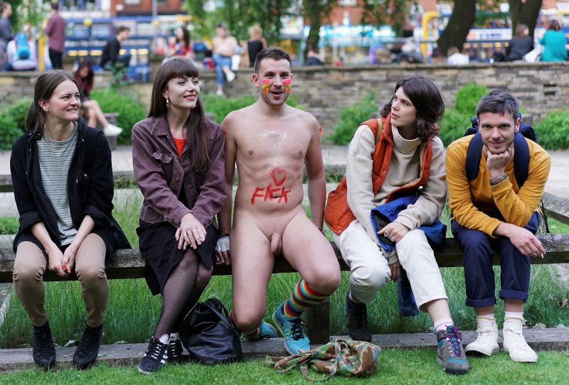 Девушки раздеваются в клубе