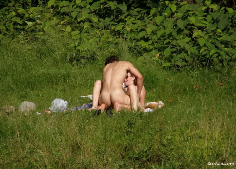 Подглядывание на природе голые