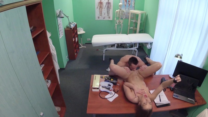 Трах пьяной коллеги на работе русское