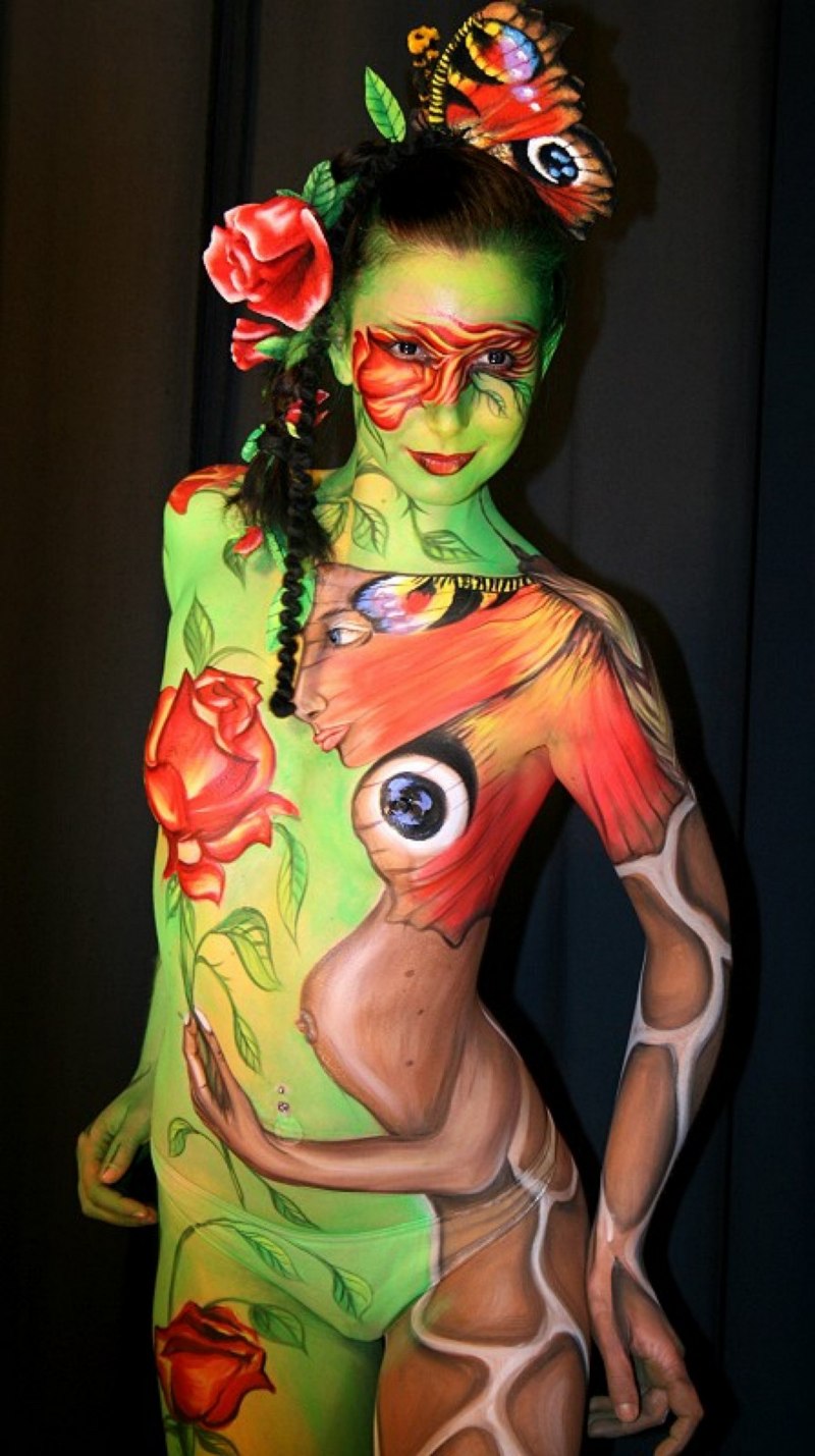Голая девка измазанная краской