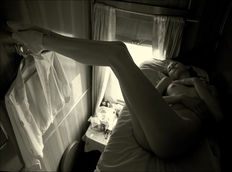 Голая кондукторша поезда