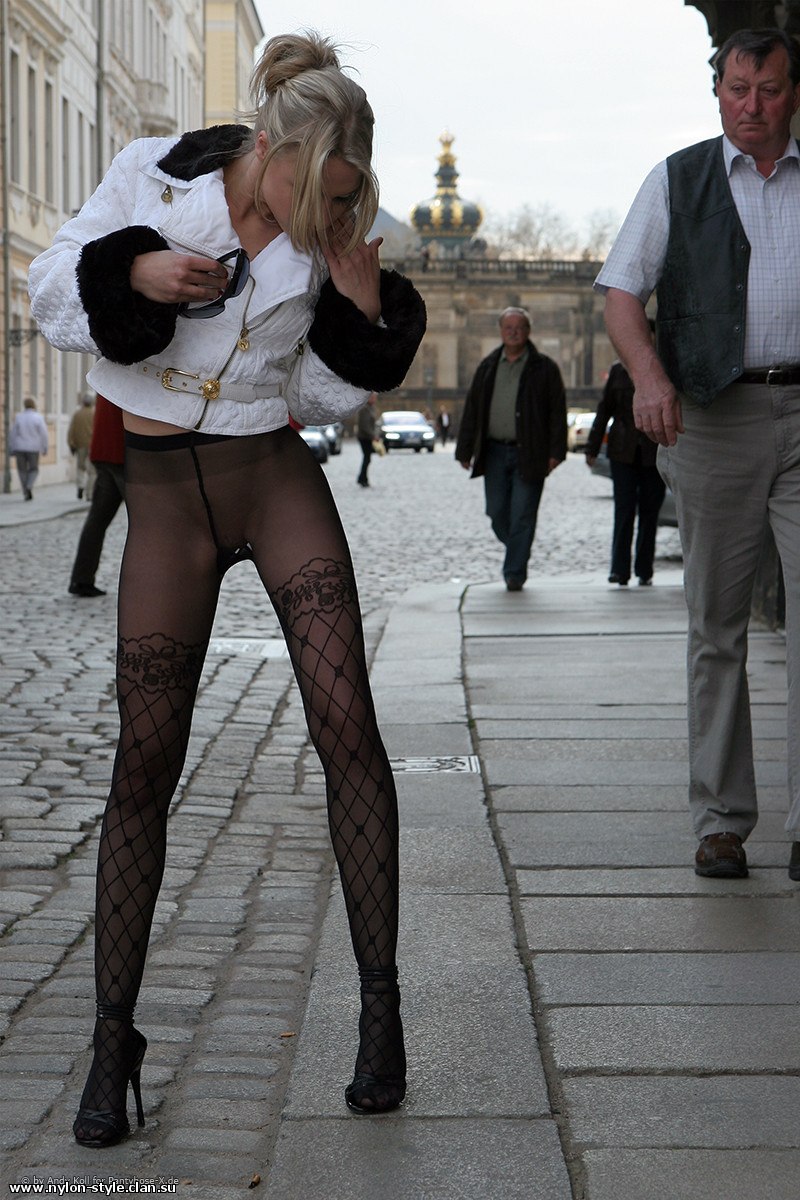 В одних колготках по улице