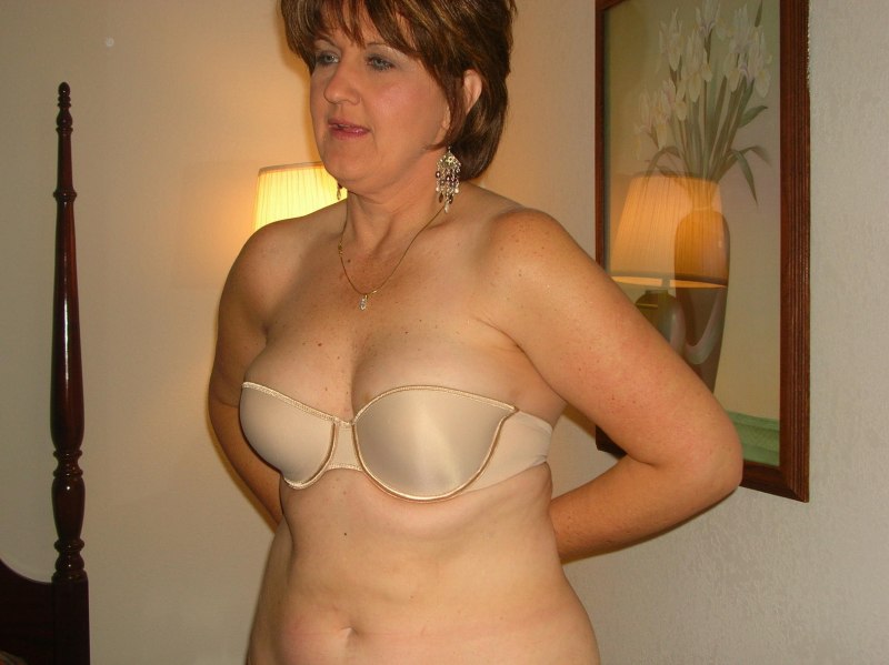 Взрослая женщина в бюстгальтере ню