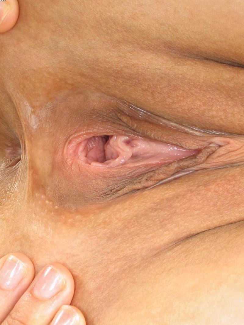 Апельсин в зрелой вагине крупным планом