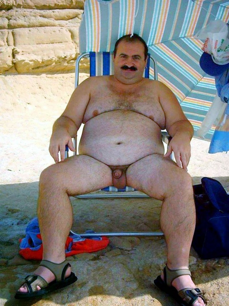 Толстый мужчина голышом