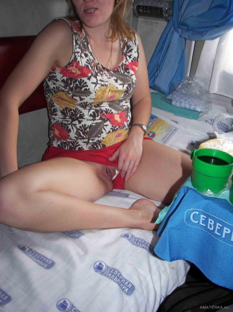 Засветила трусики в поезде