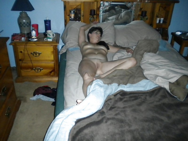 Голая зрелая жена в ванне