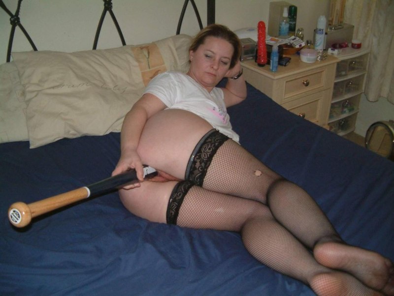 Девушка с арбалетом ню