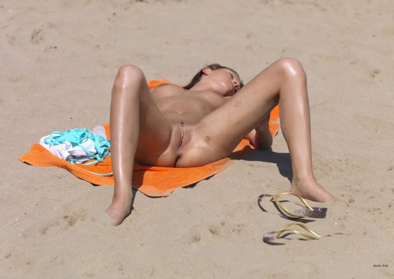 Девушки загорают топлесс