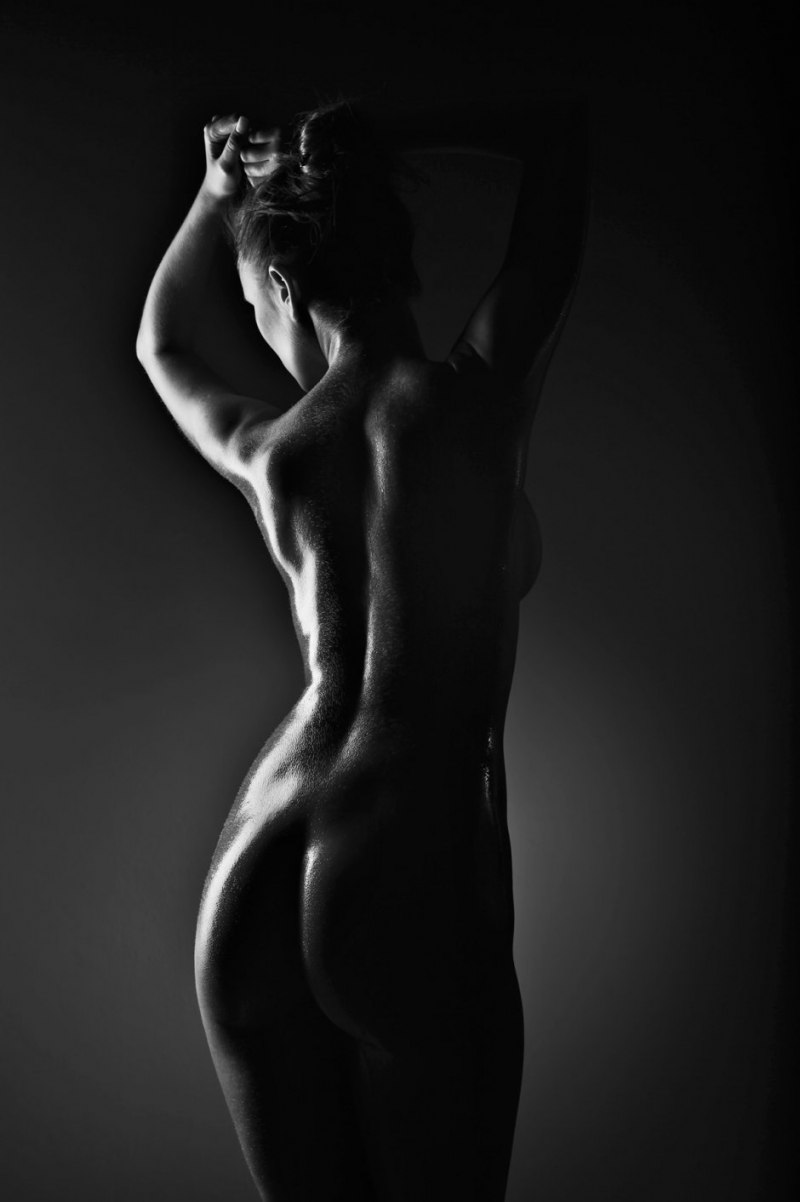 Фотосессия ню в темных тонах