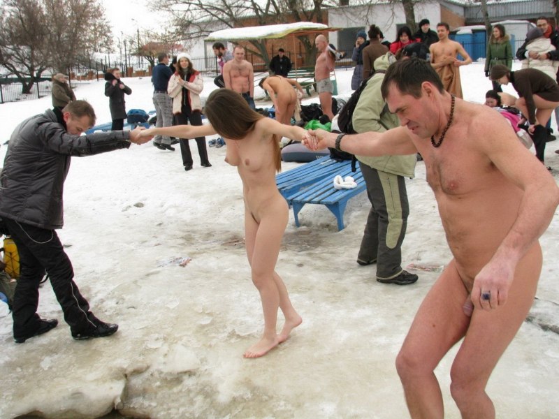 Голые купаются в проруби