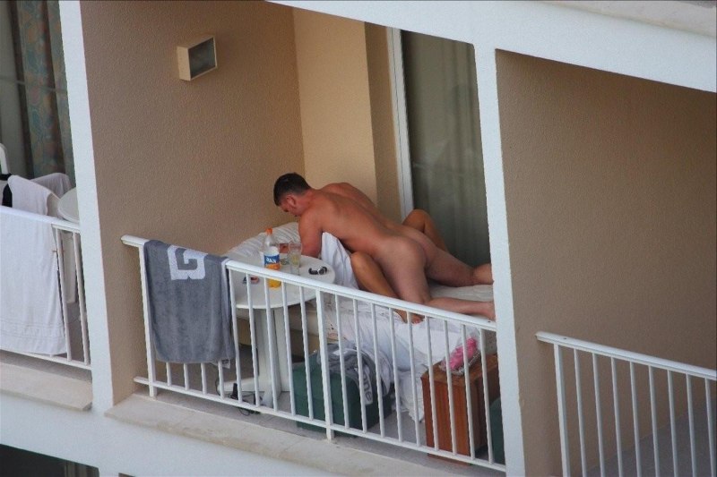 Голая на балконе в отеле