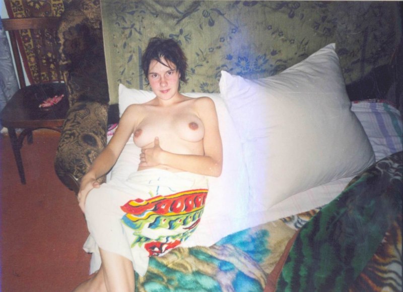 Девушка из 90 х на фоне ковра ню