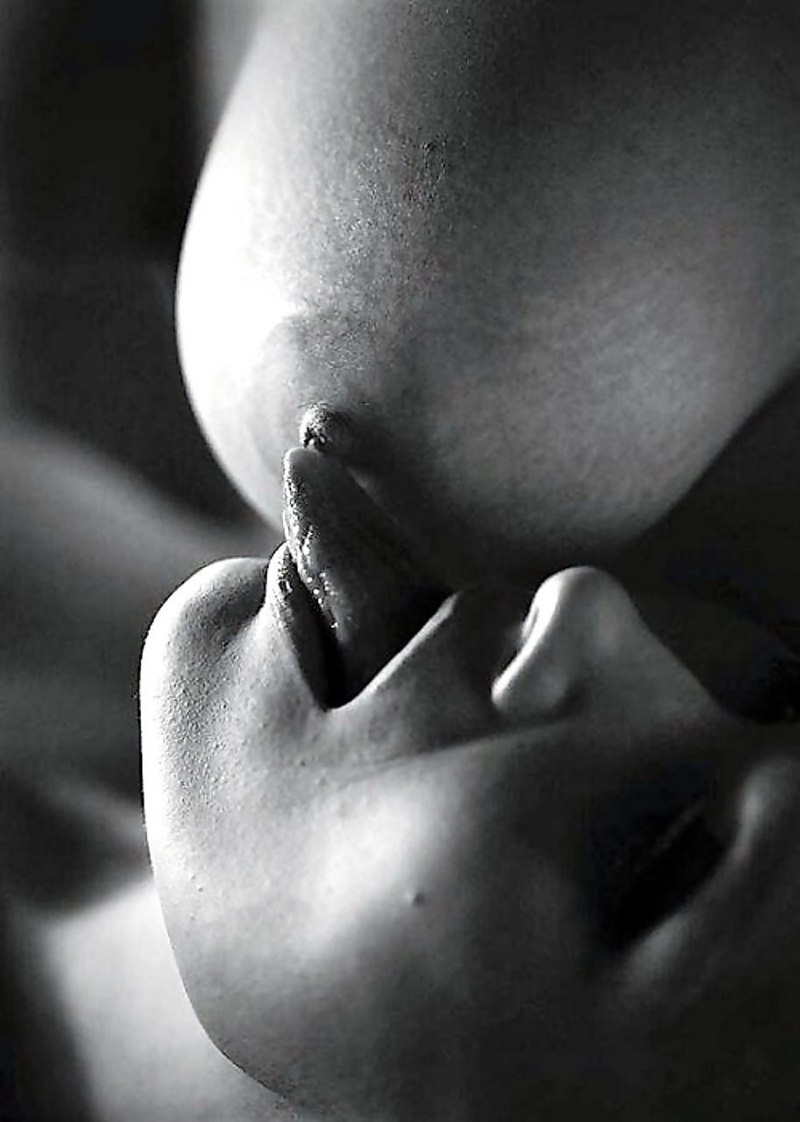 Кусает сосочки