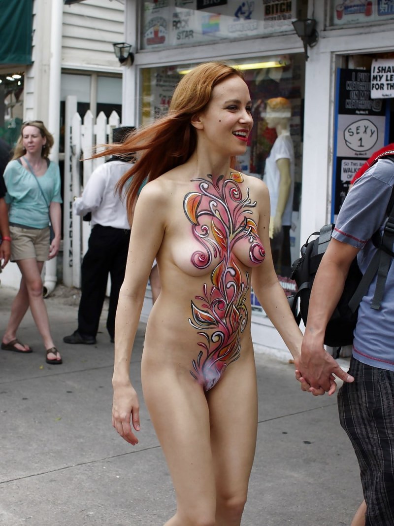 Красивая силиконовая грудь бодиарт ню на публике