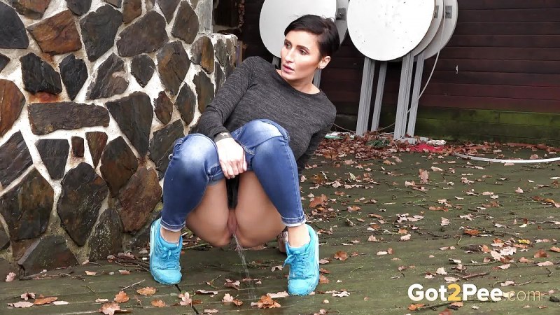 Женский писсинг на улице
