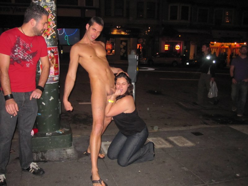 Голые парни в публичных местах