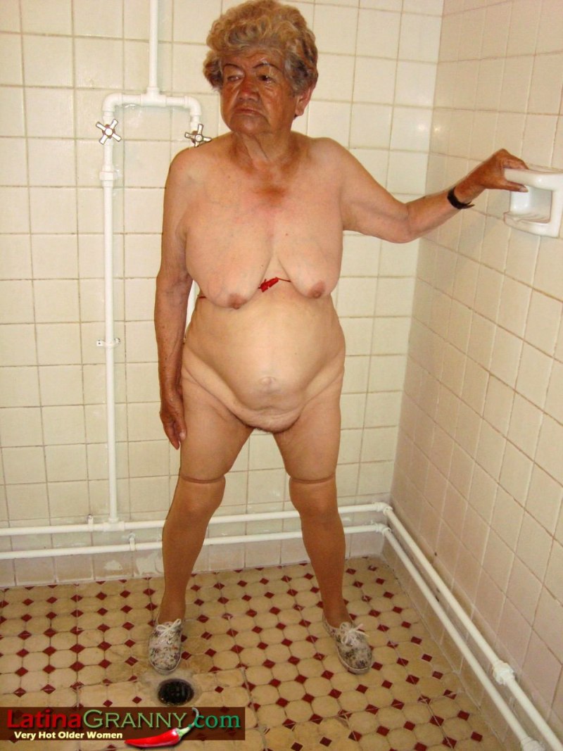 Голые бабули в душевой