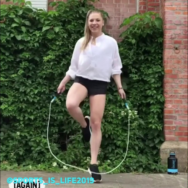 Реми Лакруа крутит обруч