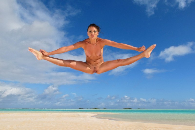 Девушка со скакалкой топлес