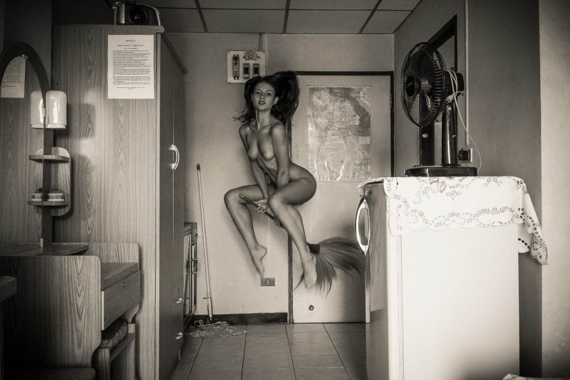 Ню фотосессия в коммуналке