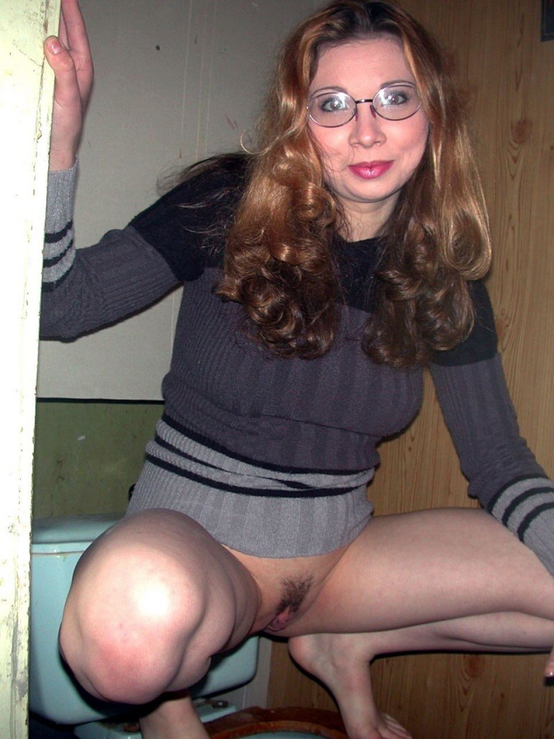 Голая зрелая брюнетка в очках