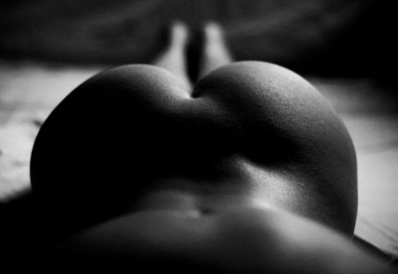 Голые попы черно белое