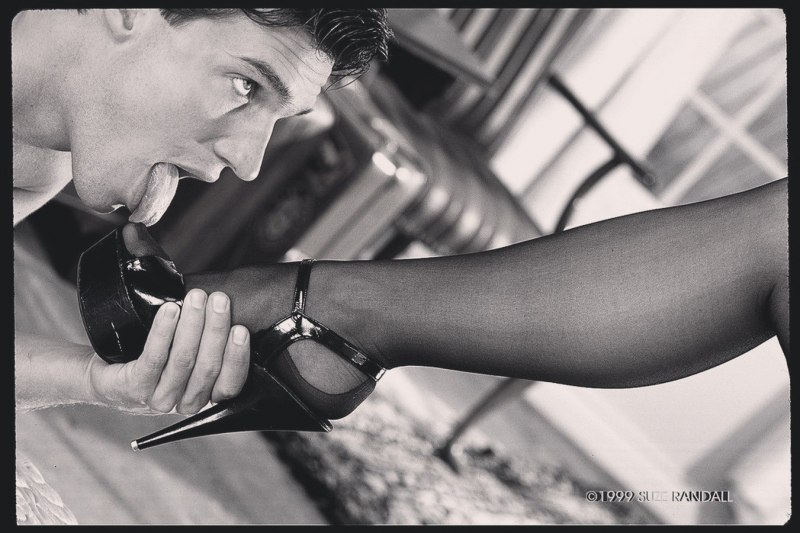 Мужчина целует ноги женщине