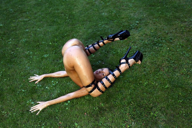 Голая красотка раздвинула рогатку