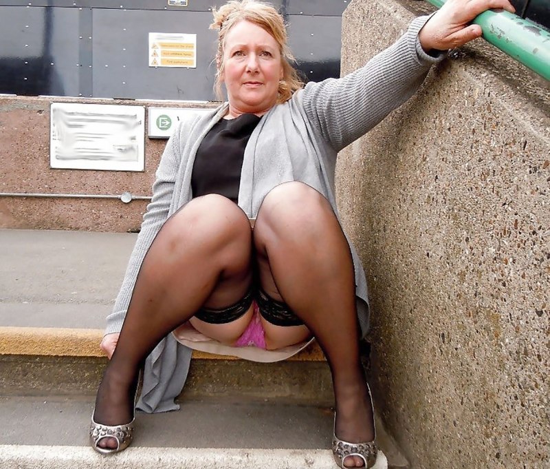 Женщины без трусиков на улице