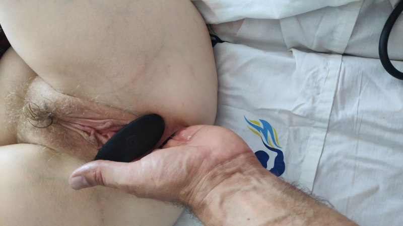 Девушка засунула руку в киску