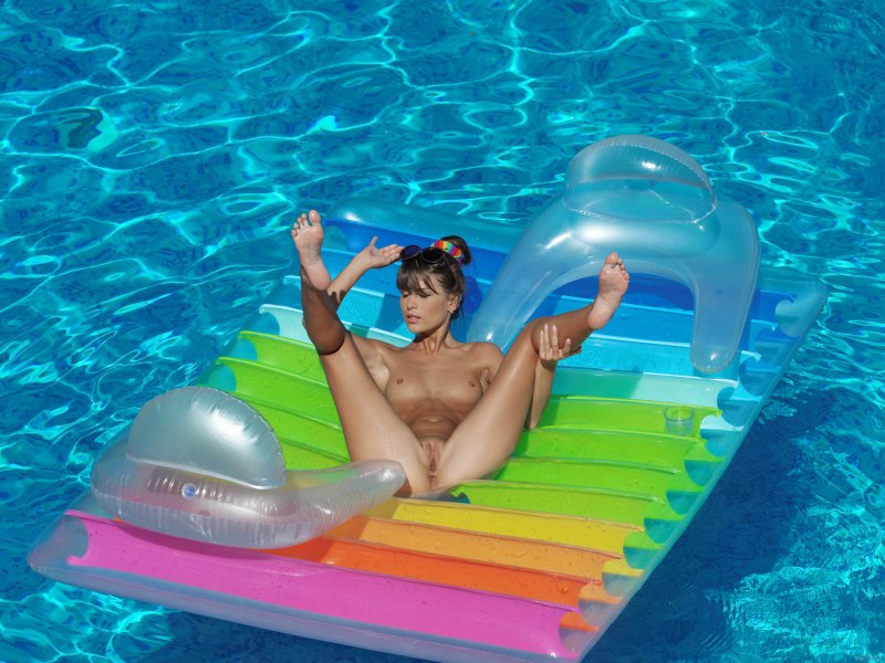 Голая в бассейне на надувном матрасе