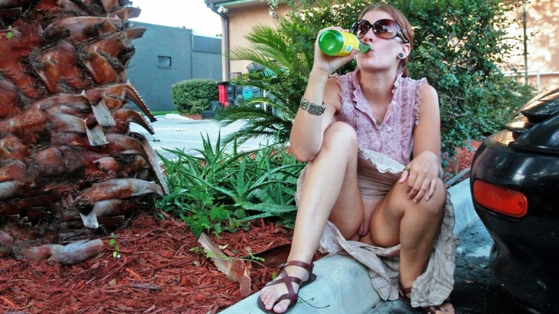 Дамы без трусиков на даче