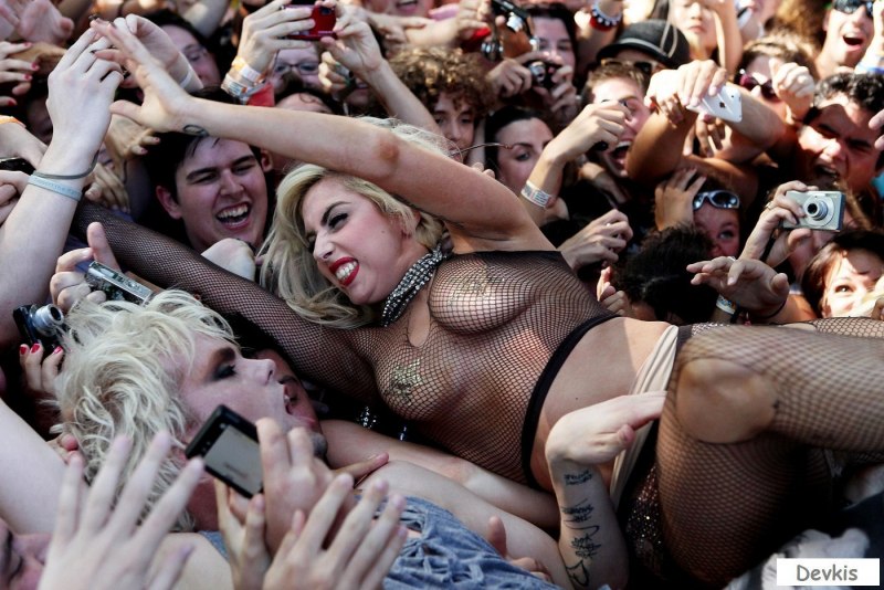 Голые женщины на фестивале