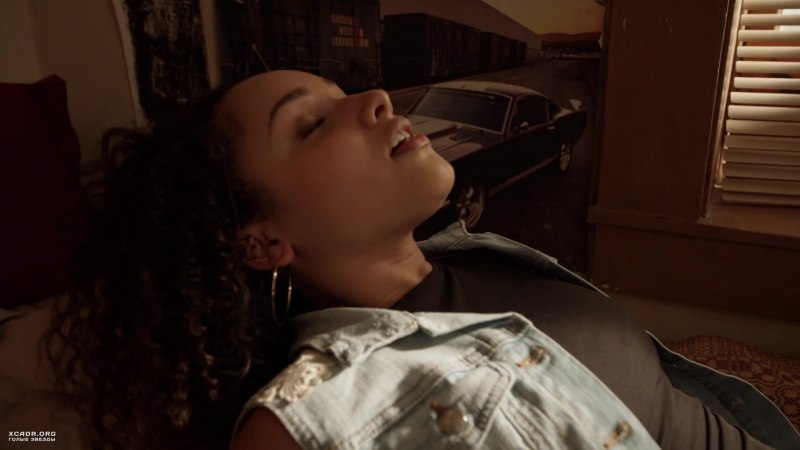 Женщина заставила лизать