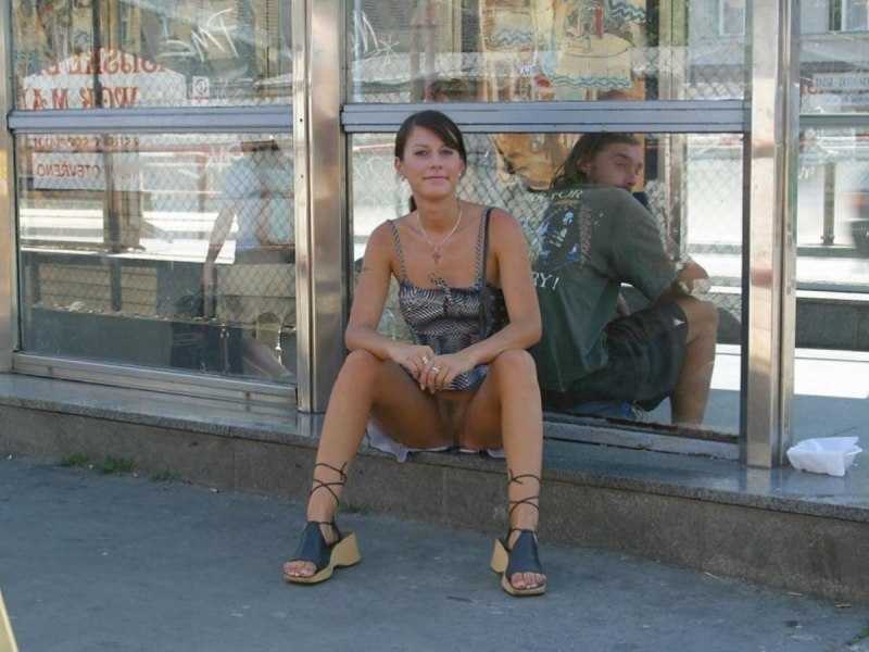 Девушки без трусиков в общественных местах