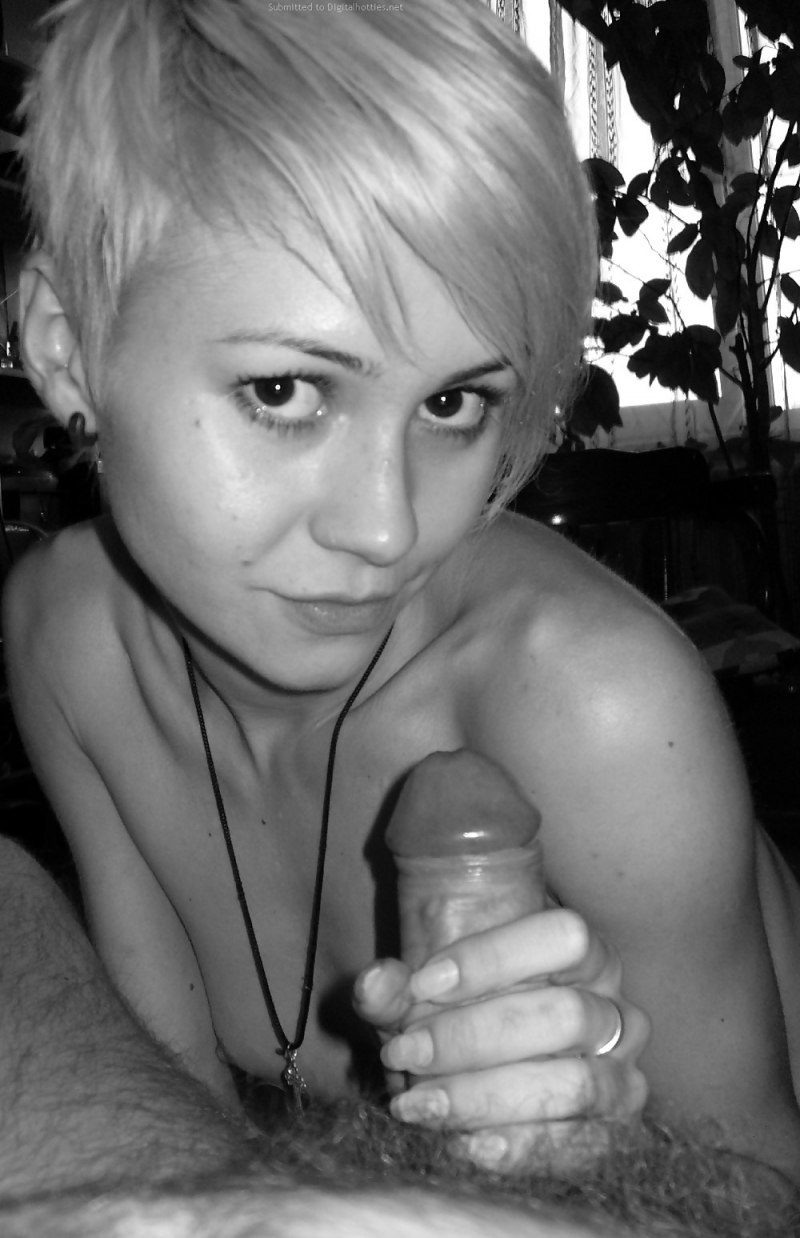 Короткостриженная блондинка частное