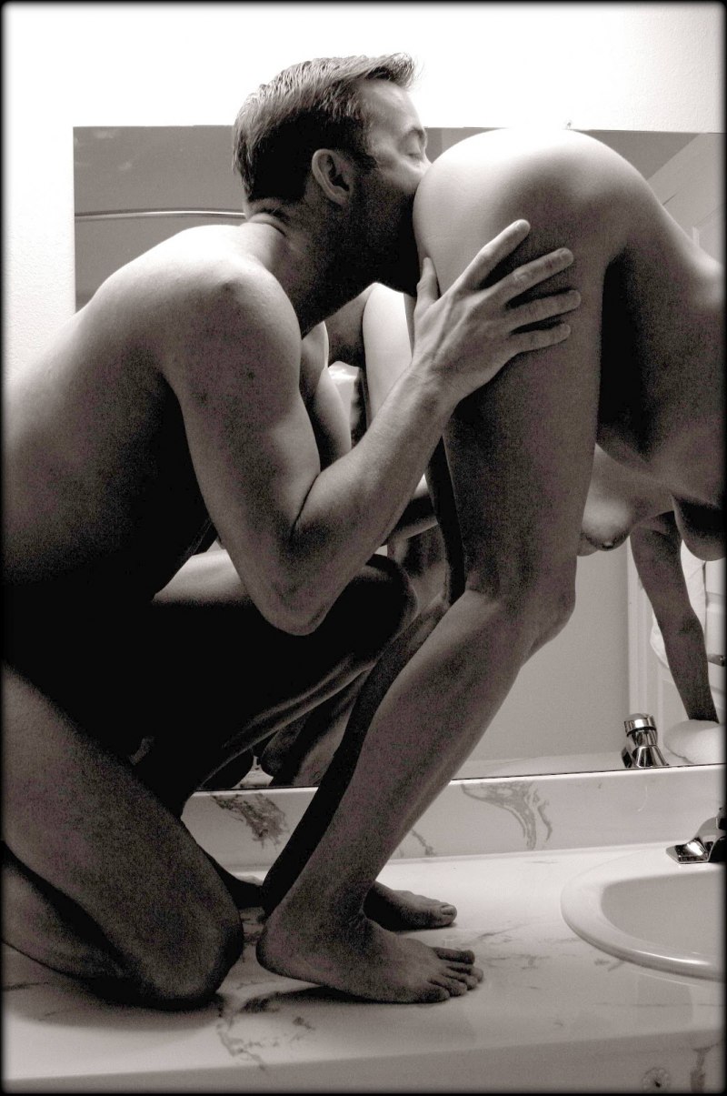 Голый мужчина обнимает голую женщину