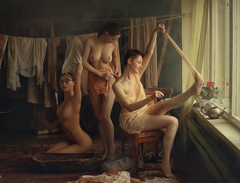 Голая женщина в шляпе на природе