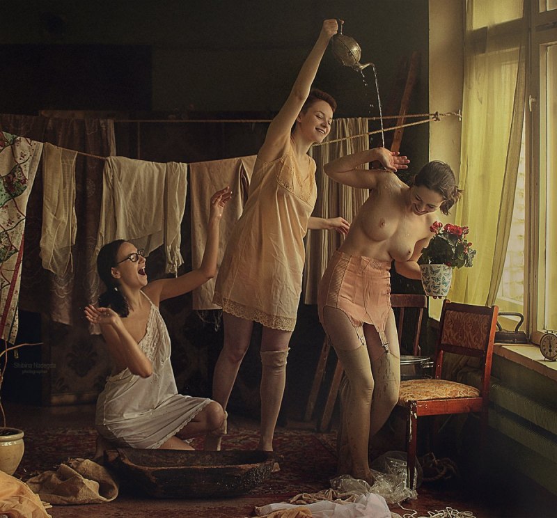 Голые женщины в деревенской бане