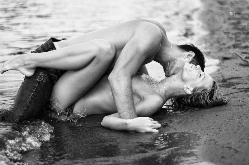 Эротические мужчина и женщина на море