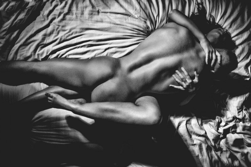 Эротичная девушка на кровати