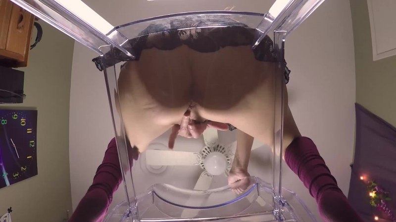 Мастурбация на прозрачном стуле