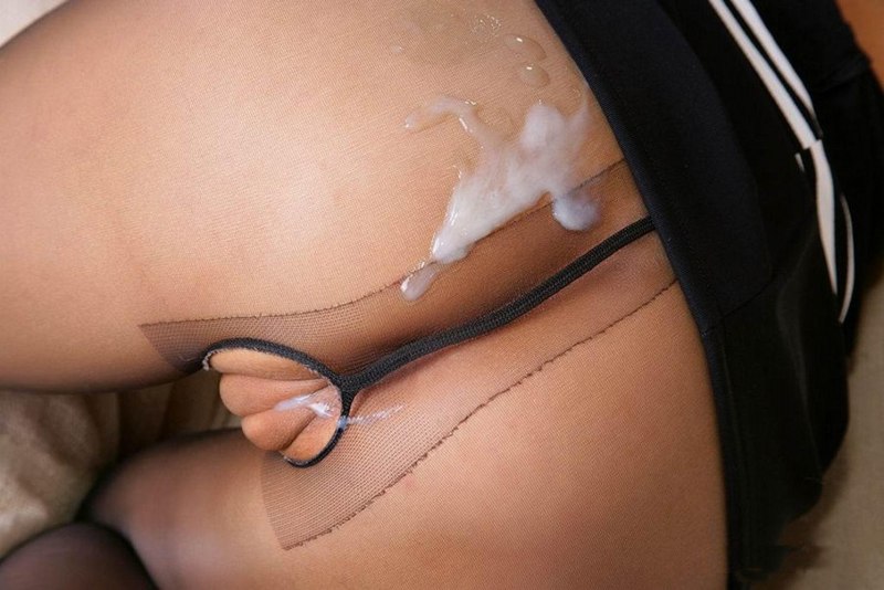 Кончают на трусики под колготками