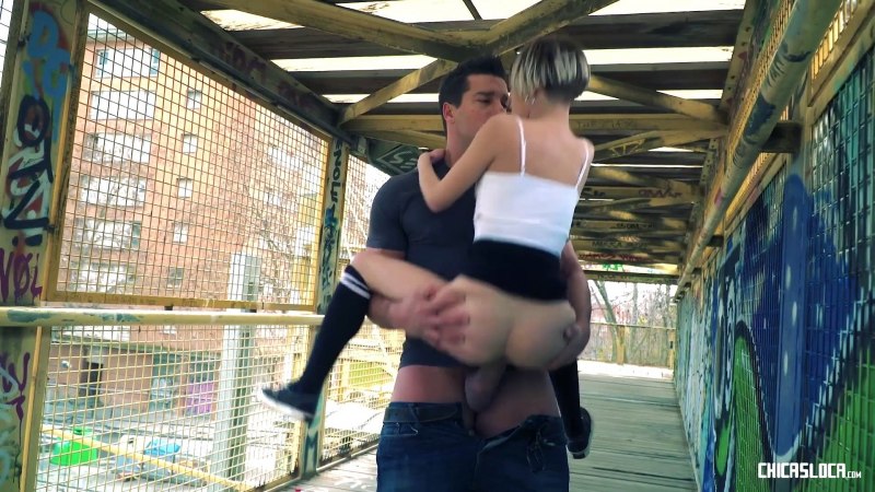 Кунилингус в общественном месте