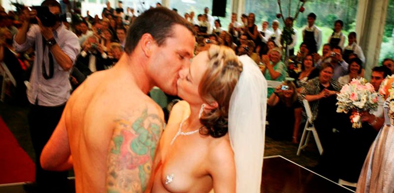 Голая невеста на церемонии