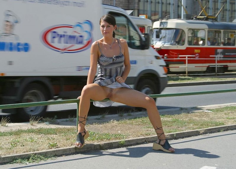 Девушки в юбках без трусов